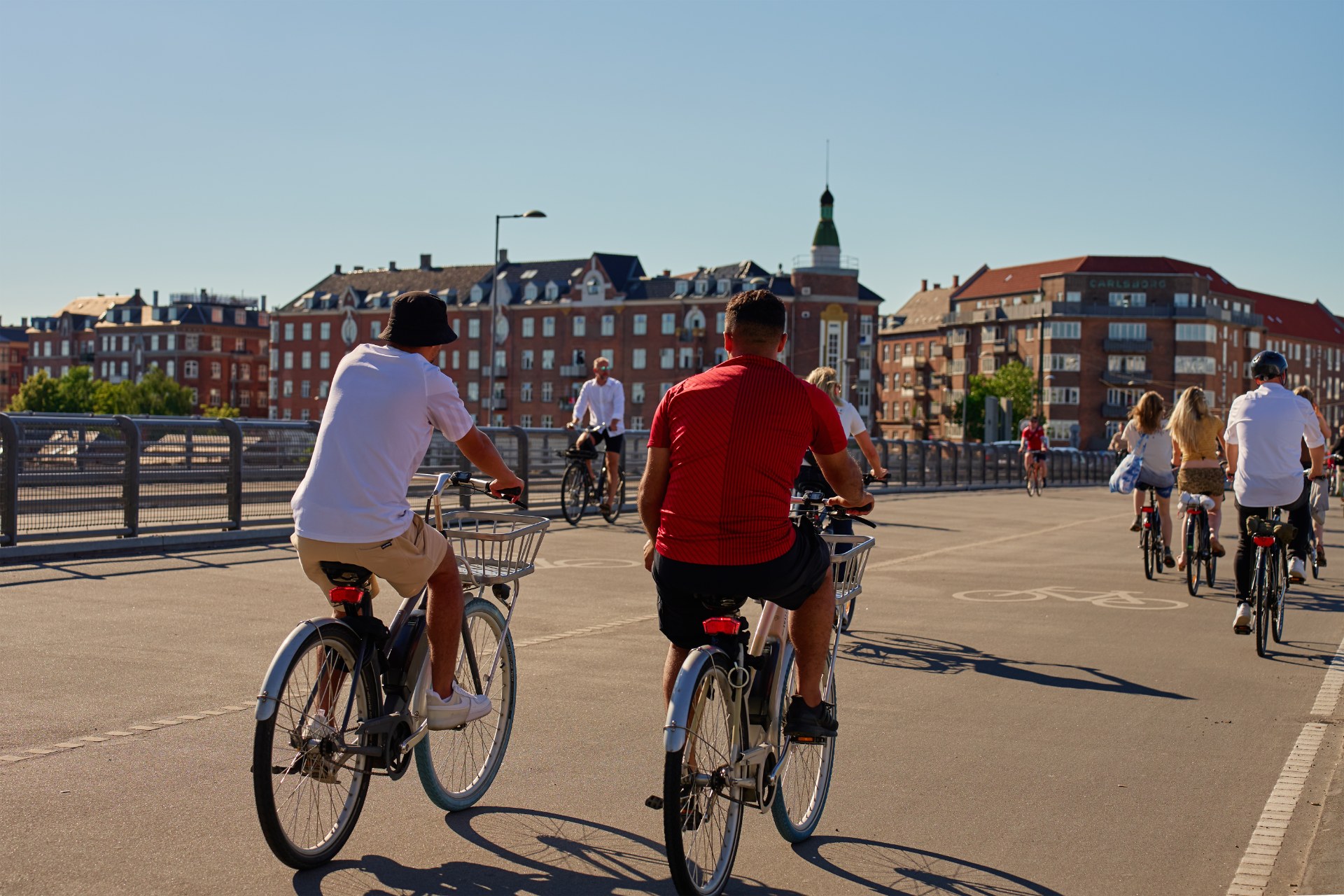Ragazzi in bicicletta lungo una strada di Copenaghen